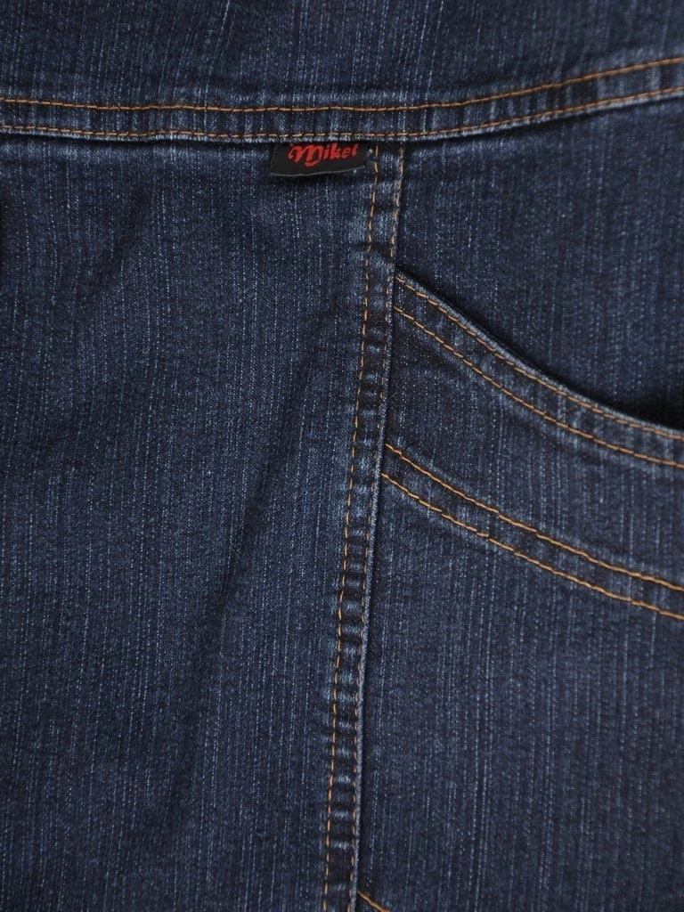 Granatowa spódnica jeansowa midi na jesień – wysmuklający prosty krój z kieszeniami 29127