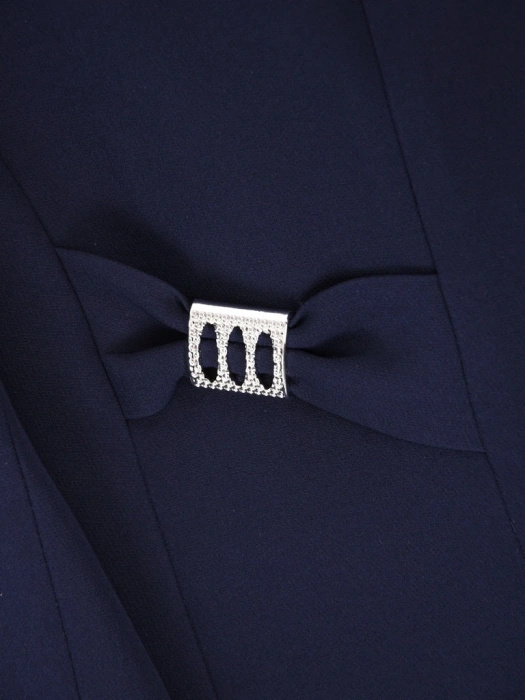 Granatowa garsonka damska na wesele o prostym fasonie – elegancko modelujący sylwetkę zestaw z połyskiem 41868