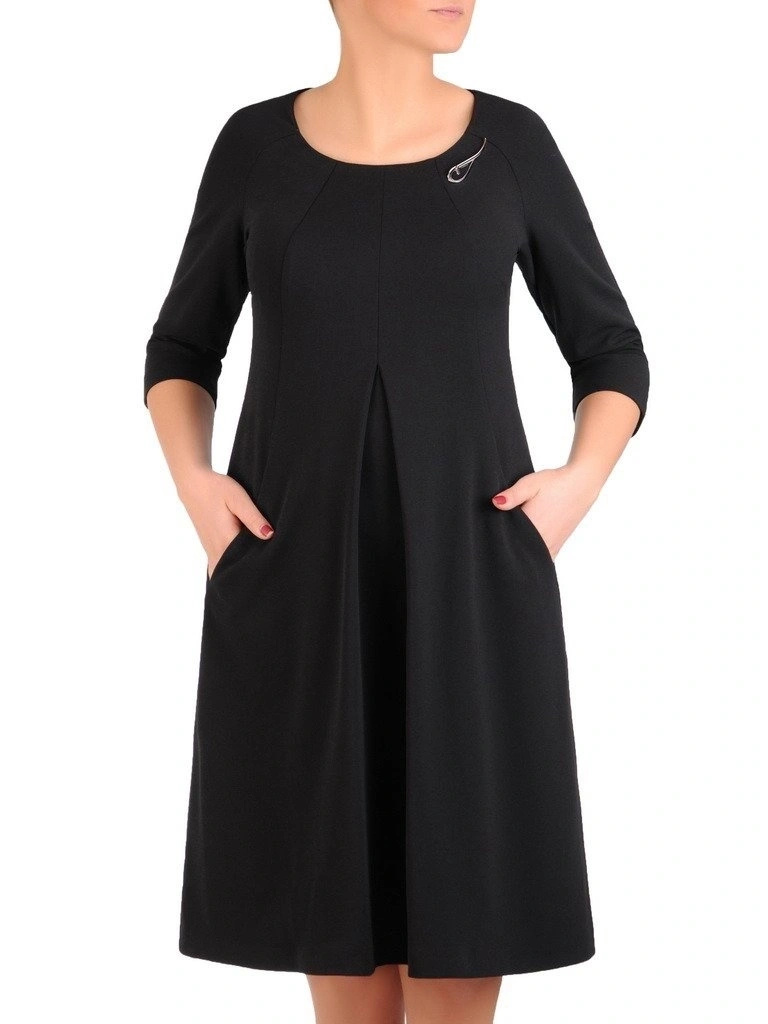 Elegancka czarna sukienka trapezowa midi z rękawem 3/4 – ozdobna kontrafałda i stylowa broszka 19104