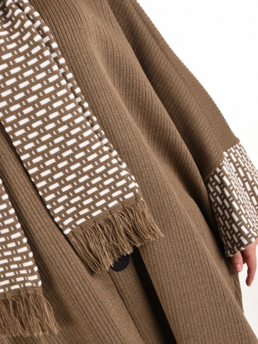 Elegancki sweter damski beżowy z szalowym kołnierzem – wygodny, luźny fason na chłodne dni 42167