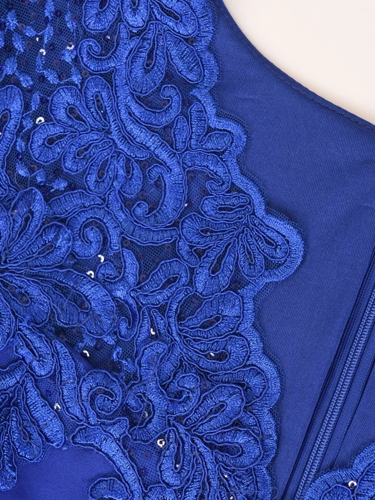 Chabrowa sukienka na wesele i przyjęcia z dekoltem serek – prosty krój optycznie wysmuklający sylwetkę 25175