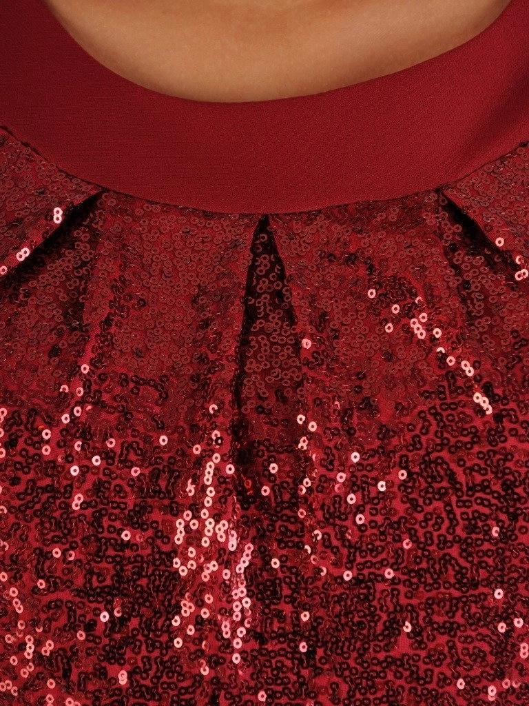 Bordowa sukienka wizytowa z cekinowym dekoltem łódka – prosty krój z eleganckimi zakładkami 23370