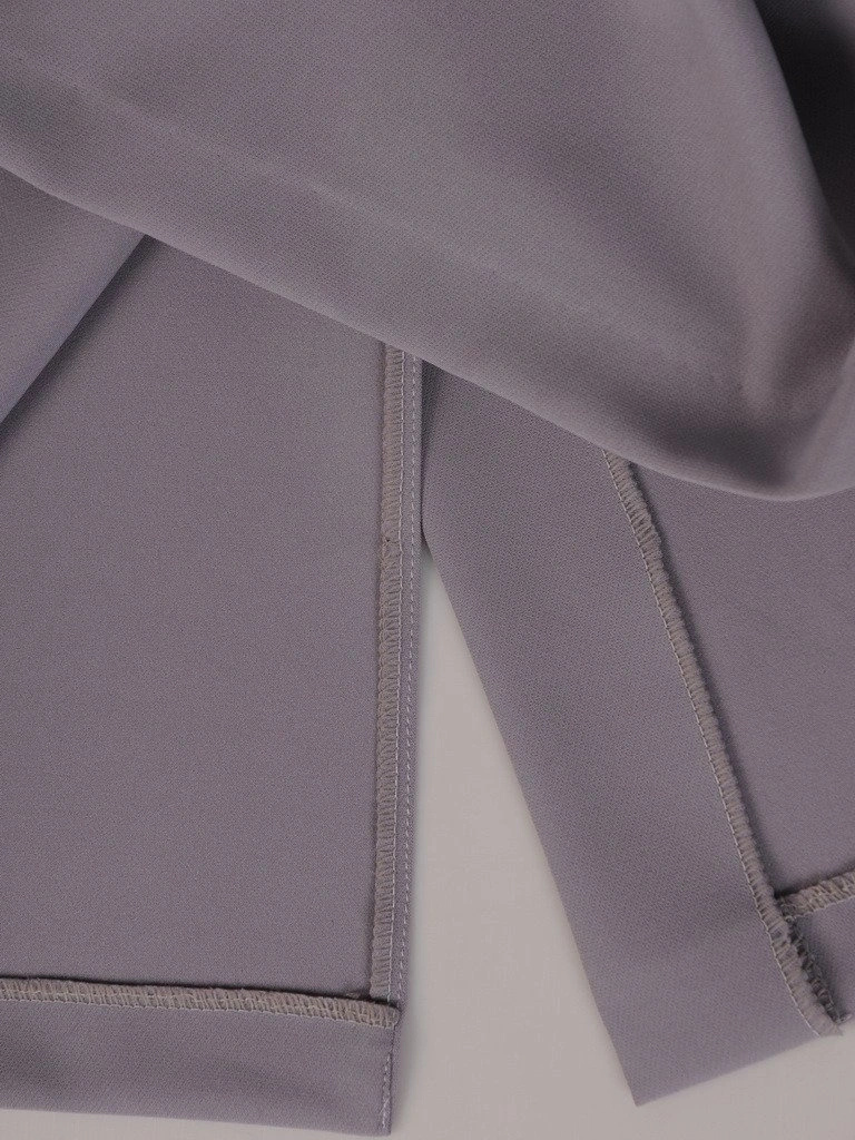 Popielato-ecru sukienka ołówkowa z baskinką i dekoltem V – elegancka kreacja modelująca sylwetkę 19961