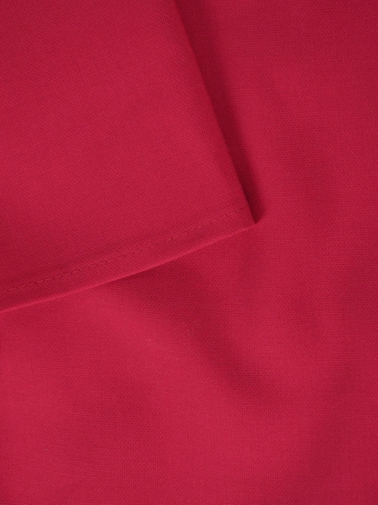 Malinowa sukienka koktajlowa o prostym fasonie – wysmuklające przeszycia i ozdobny dekolt 24931