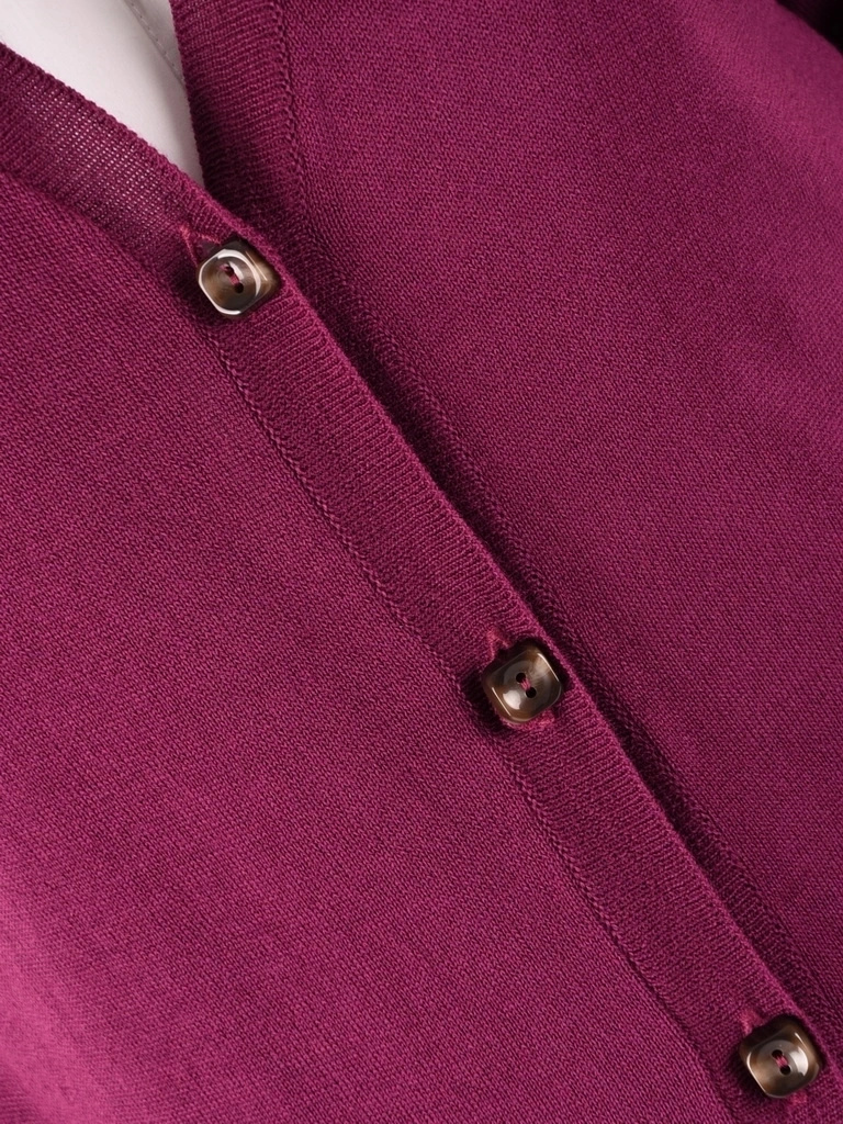 Elegancki sweter damski rozpinany w kolorze fuksji – prosty krój z kieszeniami i dekoltem w serek 40503