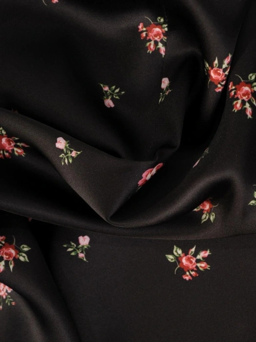 Elegancka czarna sukienka rozkloszowana w kwiaty – fason z kieszeniami i dekoltem w serek 29779