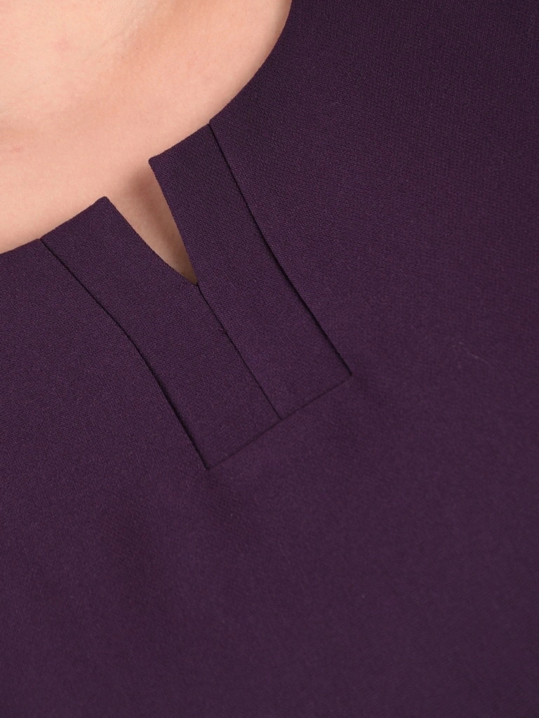 Fioletowa sukienka o prostym kroju z rękawem 3/4 – ozdobny dekolt i fason modelujący sylwetkę 42594
