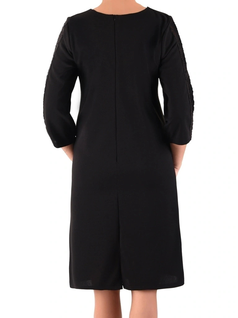 Elegancka czarna sukienka trapezowa midi – maskujący fason z efektowną koronką 41032