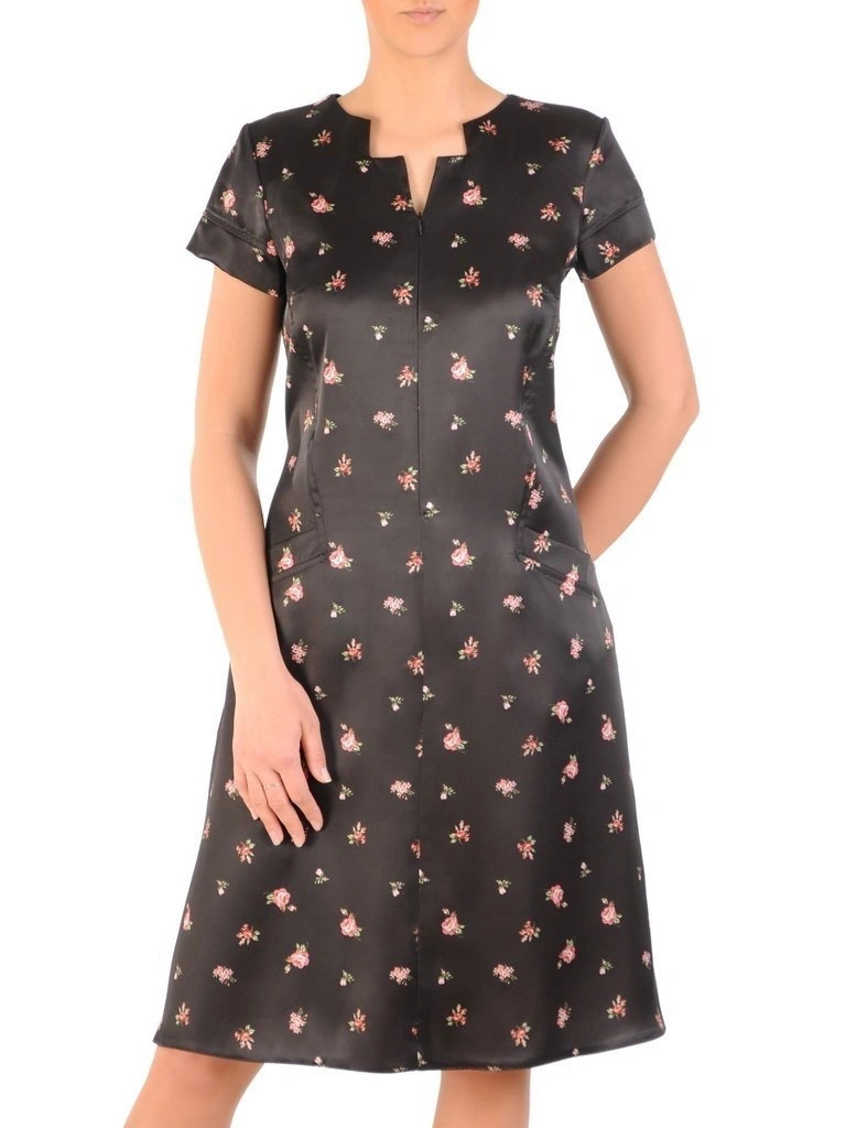 Elegancka czarna sukienka rozkloszowana w kwiaty – fason z kieszeniami i dekoltem w serek 29779