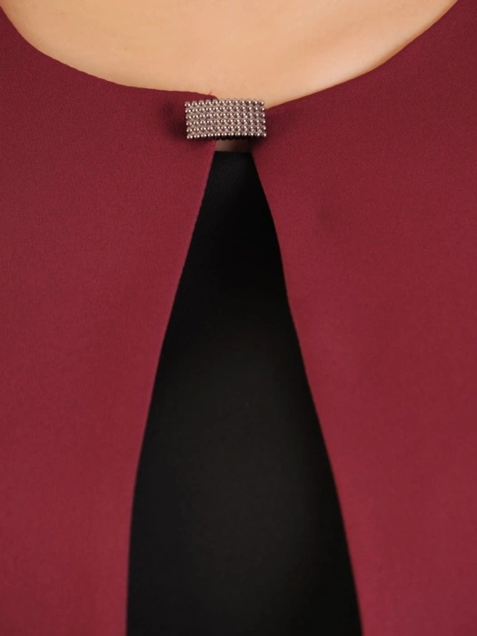 Bordowo-czarna garsonka damska z prostą sukienką midi – elegancki fason z ozdobną broszką i koronką 35008