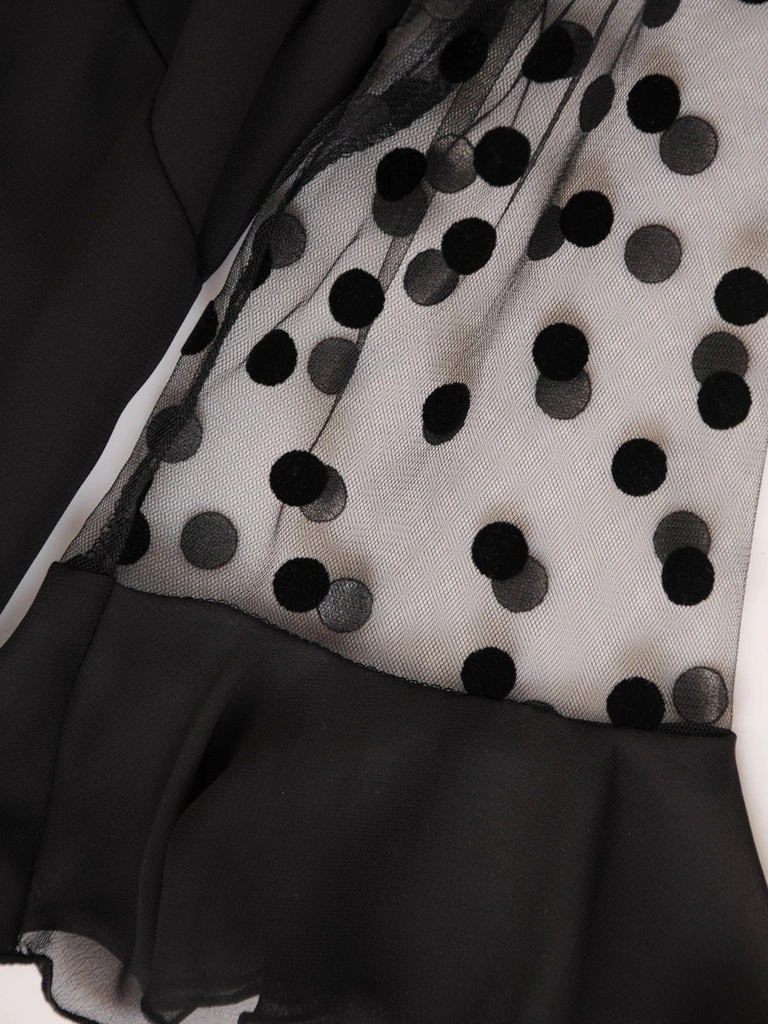 Czarna sukienka trapezowa na andrzejki i sylwestra – fason z koronkowym dekoltem tuszujący biodra 31907