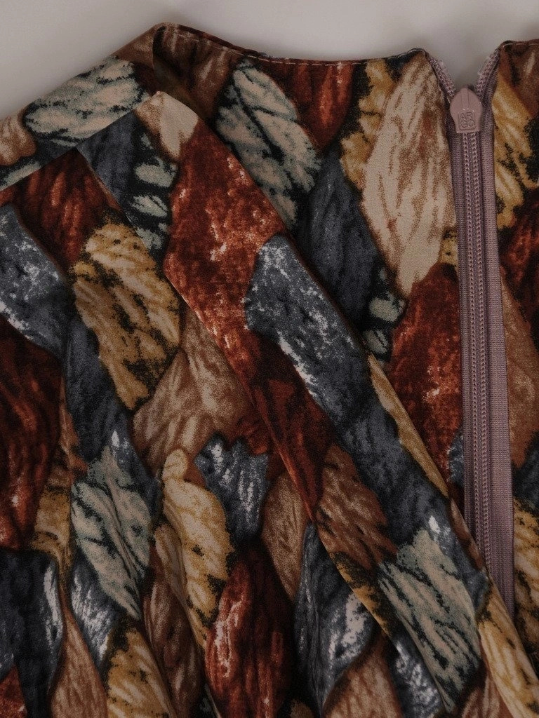 Elegancka sukienka wizytowa midi w modny print – prosty fason wysmuklający sylwetkę 20542
