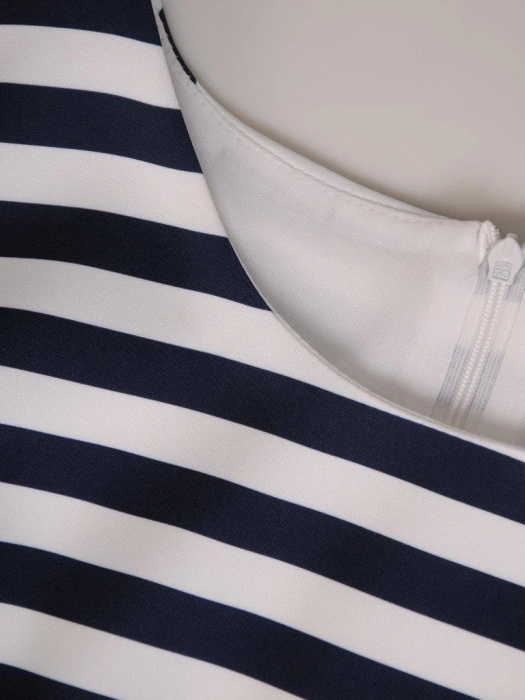Granatowa sukienka damska w paski o prostym fasonie – wysmuklające zaszewki i falbanki 19776