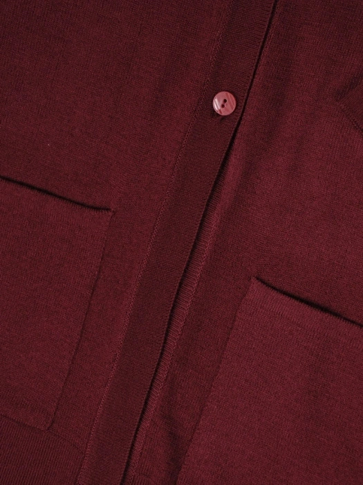 Bordowy sweter damski rozpinany o prostym kroju – elegancki model z kieszeniami i dekoltem w serek 38970