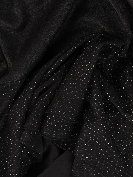 Sukienka wyjściowa, czarna kreacja z ozdobnym dekoltem i falbanami 28042
