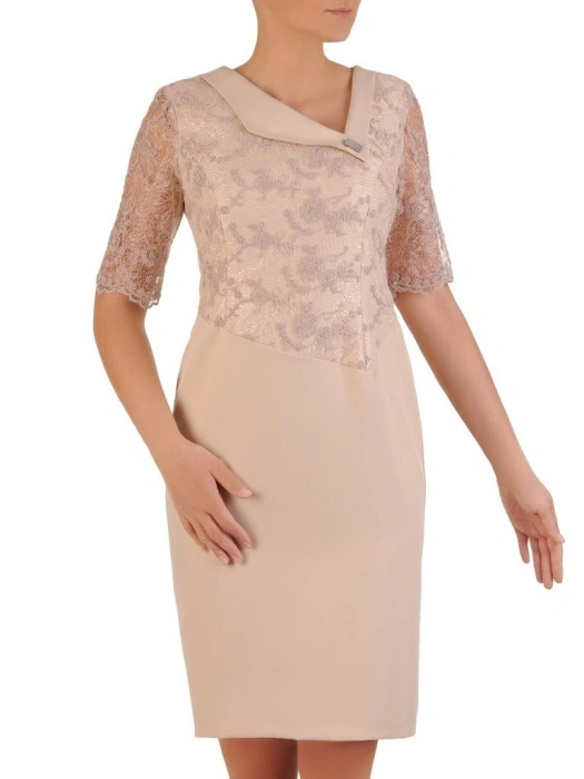 Elegancka beżowa sukienka midi o prostym kroju – koronkowe rękawy 3/4 na uroczystości 26309