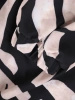 Klasyczna sukienka wizytowa midi w beżowy print – prosty fason z paskiem modelującym talię 38691