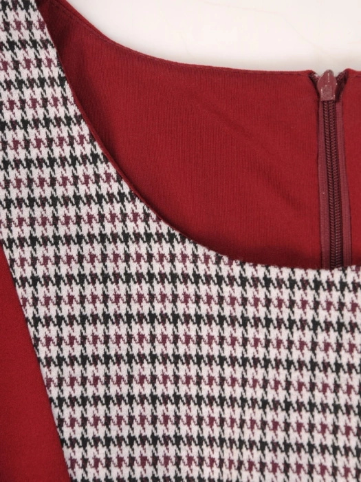 Elegancka sukienka jesienna w kratkę o prostym fasonie – wstawki ze skóry ekologicznej i komfort noszenia 30813