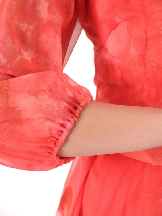 Elegancka sukienka rozkloszowana maxi w kwiaty – kobiecy krój pięknie modelujący sylwetkę 39275