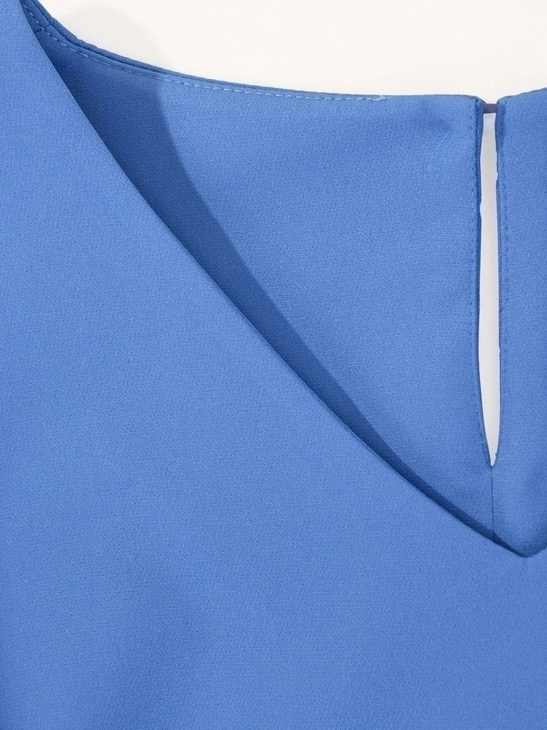 Elegancka niebieska sukienka trapezowa midi – fason swobodnie tuszujący biodra 42033