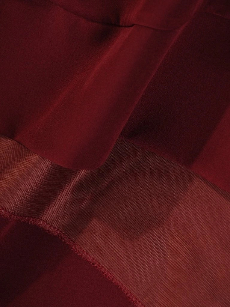 Elegancka bordowa sukienka rozkloszowana na wesele i andrzejki – efektowna koronka i fason modelujący sylwetkę 24396
