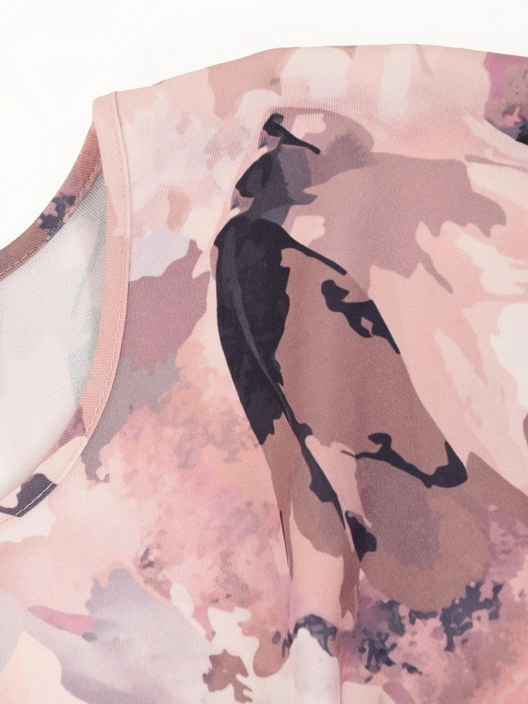 Bluzka damska Plus Size w letnie kwiaty z okrągłym dekoltem – prosty fason maskujący niedoskonałości sylwetki 42041