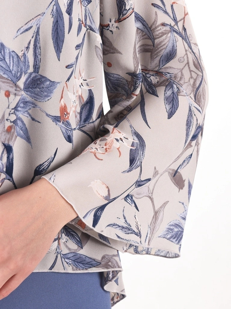 Elegancka niebieska sukienka w kwiaty midi – prosty krój z szykowną warstwą i broszką modelujący sylwetkę 28898