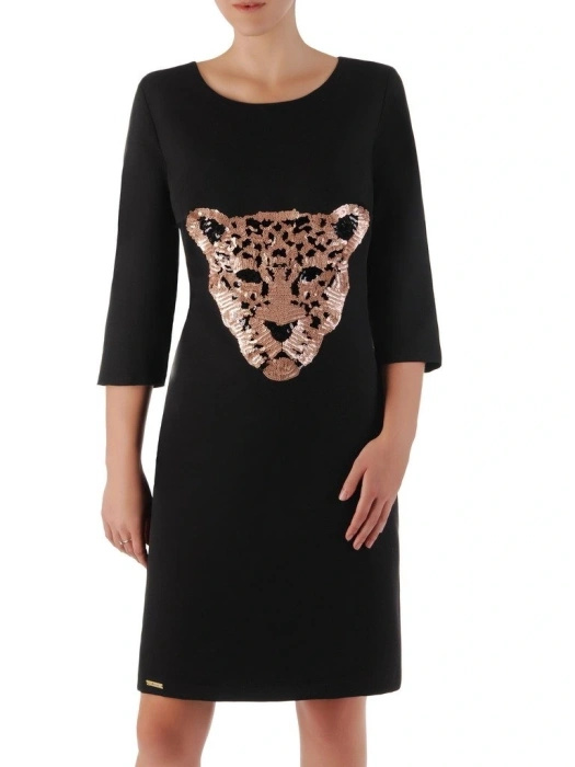 Czarna sukienka trapezowa midi ze zwierzęcym motywem z cekinów – swobodny fason na wieczór 8890