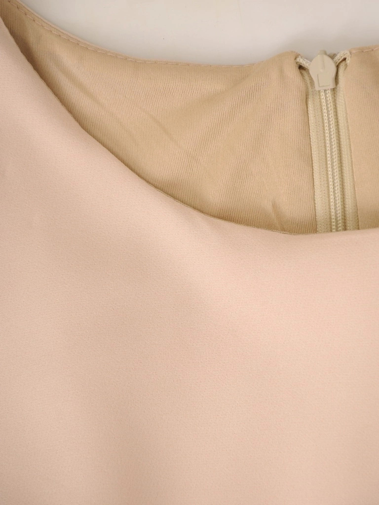 Czarno-beżowa sukienka ołówkowa midi z rękawem 3/4 – wyszczuplające lamówki, elegancka baskinka i broszka 36588