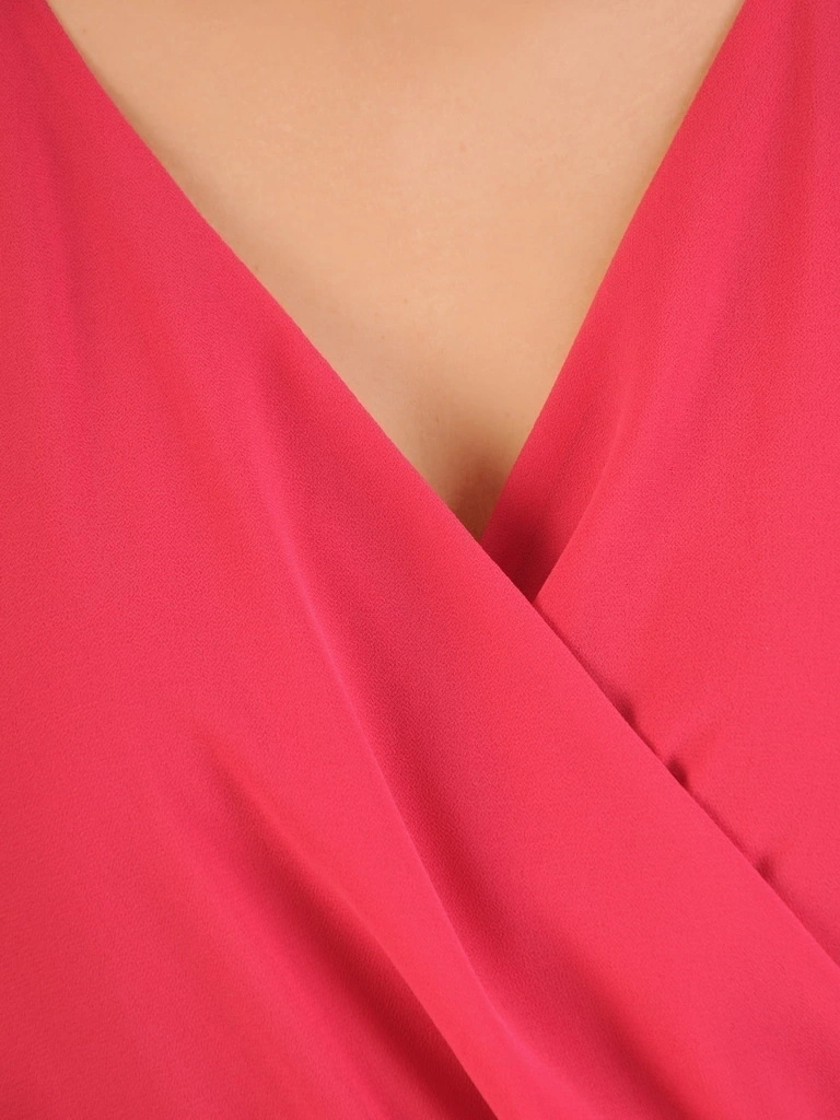 Elegancka sukienka koktajlowa midi malinowa – kopertowy fason wysmuklający talię 32647