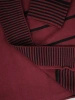 Bordowo-czarny sweter damski w paski o prostym kroju – warstwowy model wysmuklający sylwetkę 38964