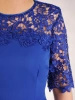 Chabrowa sukienka na wesele z dekoltem łódka – prosty fason z ażurowym akcentem wysmuklający sylwetkę 32636