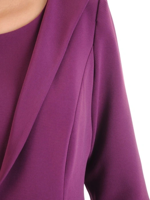 Elegancka fioletowa sukienka koktajlowa midi – prosty fason z ozdobną broszką i rękawem 3/4 35514