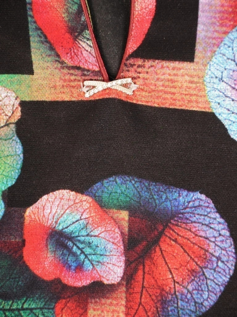 Wiskozowa bluzka wizytowa w wielobarwny wzór – prosty krój z ozdobnym dekoltem 34614