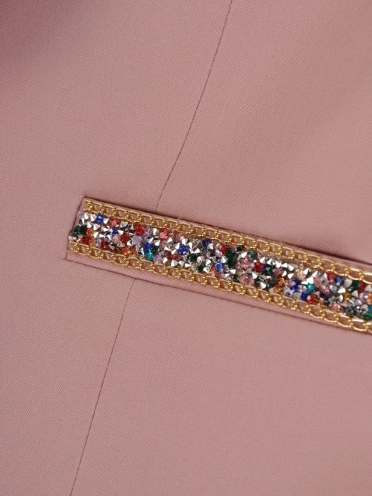Elegancki żakiet damski do sukienki w pudrowym różu – prosty krój z biżuteryjnym akcentem 25763