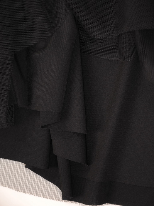 Wieczorowa sukienka z czarnego tiulu w rozkloszowanym fasonie 31126
