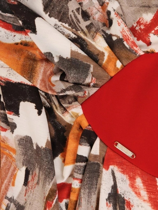 Wzorzysta sukienka midi z kopertowym dekoltem – prosty fason wysmuklający sylwetkę 29239