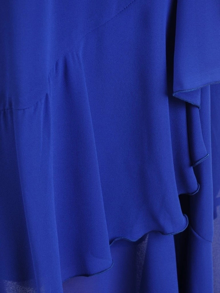 Chabrowa sukienka rozkloszowana z wiązaniem – asymetryczny dół i falbanki na rękawach 29165