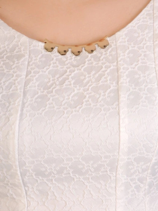 Klasyczna biała sukienka wizytowa midi – prosty krój z wyszczuplającymi przeszyciami i aplikacją przy dekolcie 29850