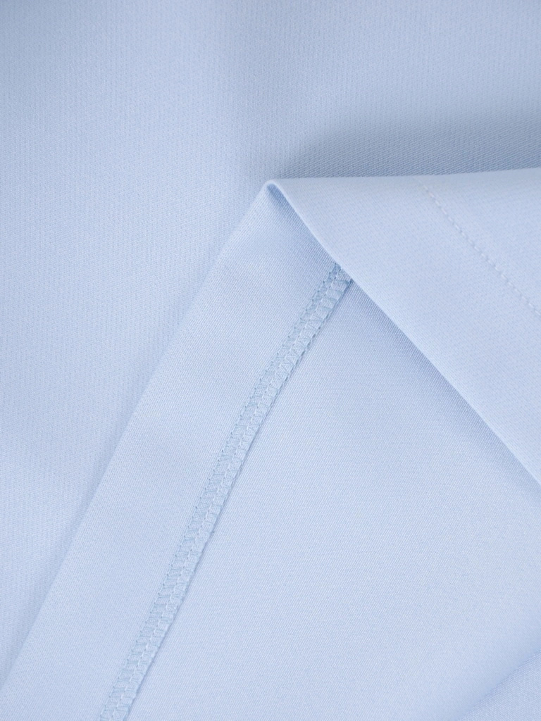 Błękitna sukienka midi o prostym kroju – elegancka kreacja z ozdobnym dekoltem i rękawem 3/4 38180