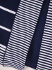 Granatowy sweter damski w paski o prostym kroju – praktyczny model 2w1 tuszujący biodra 38676