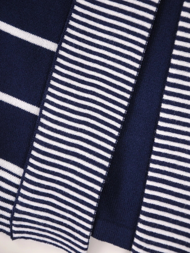 Granatowy sweter damski w paski o prostym kroju – praktyczny model 2w1 tuszujący biodra 38676