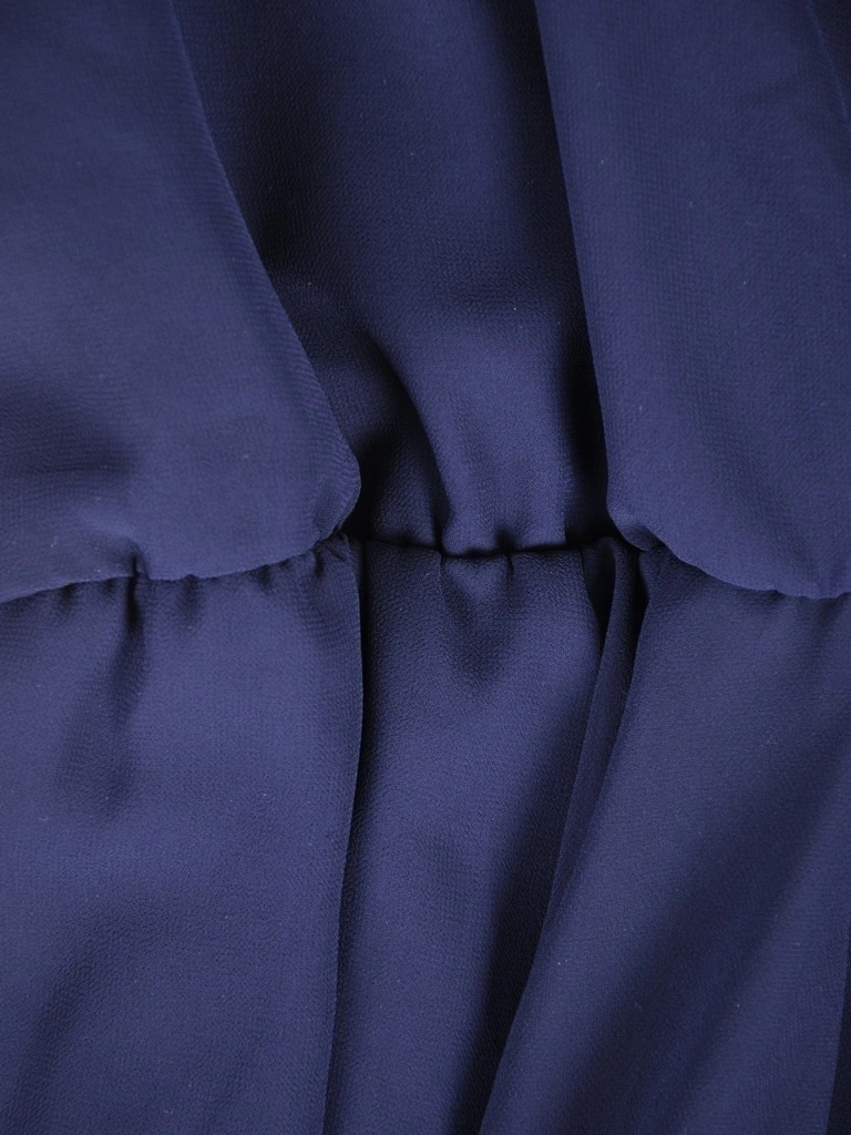 Elegancka granatowa sukienka rozkloszowana z paskiem – kopertowy dekolt pięknie eksponujący szyję 35231