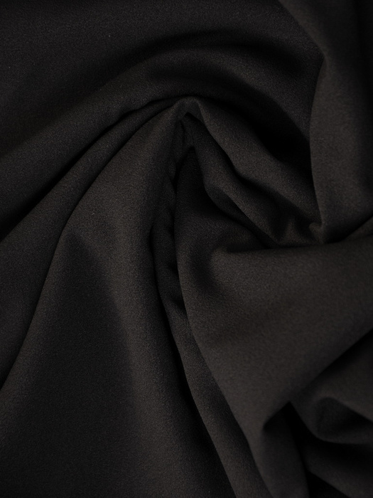 Długa czarna sukienka z szyfonu, kreacja z ozdobnym rozcięciem 31152