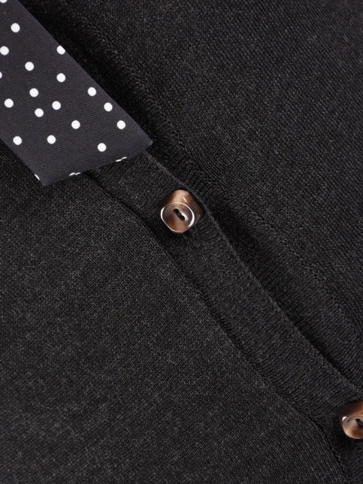 Elegancki sweter damski rozpinany w szarym odcieniu – prosty fason z dekoltem w serek na chłodne dni 40637