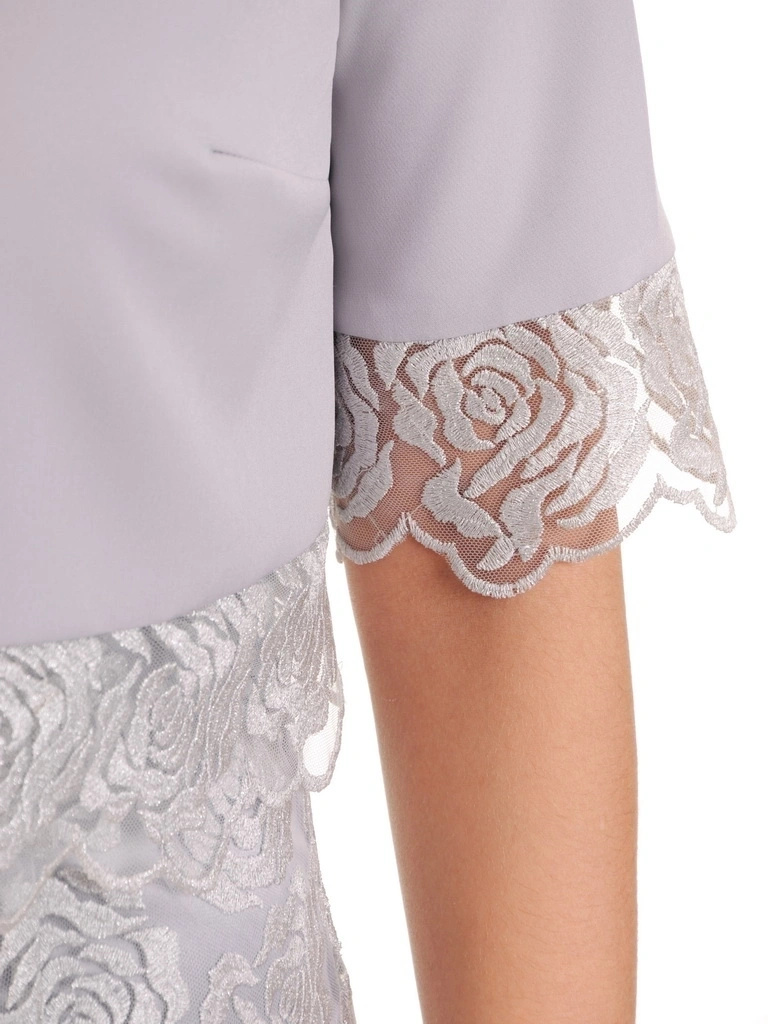 Elegancka sukienka wizytowa na wesele o prostym kroju – stylowa narzutka z gipiurą 32599