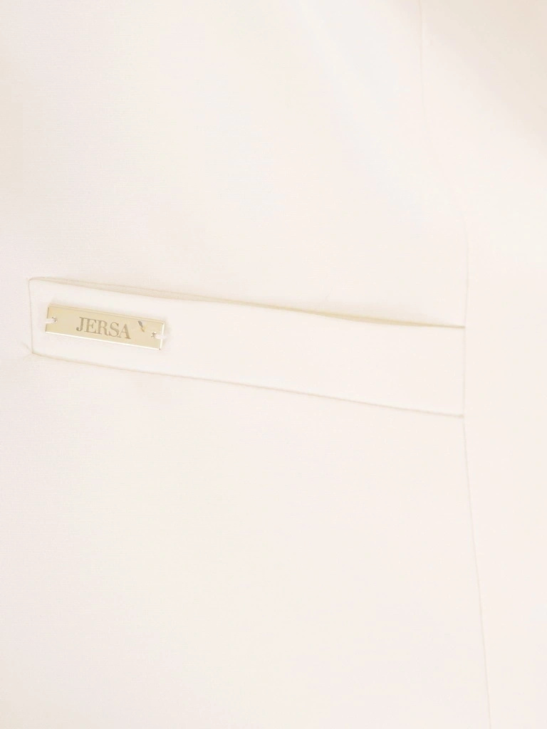 Biała marynarka damska taliowana do sukienki – modelujący sylwetkę fason z ozdobnymi guzikami 37723