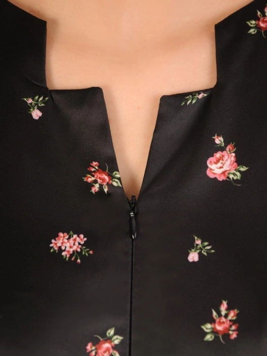 Elegancka czarna sukienka rozkloszowana w kwiaty – fason z kieszeniami i dekoltem w serek 29779