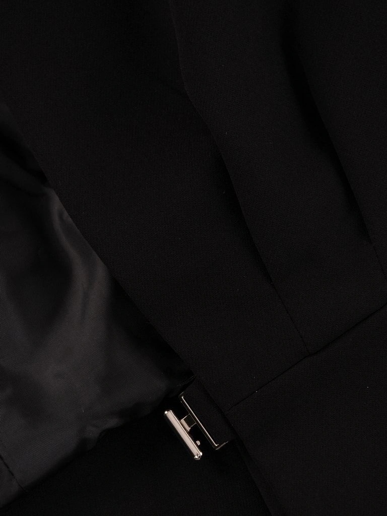 Elegancka czarna marynarka damska do sukienki – prosty krój z rękawem 3/4 i biżuteryjnym zapięciem 4055