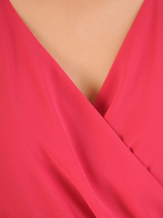 Elegancka sukienka koktajlowa midi malinowa – kopertowy fason wysmuklający talię 32647